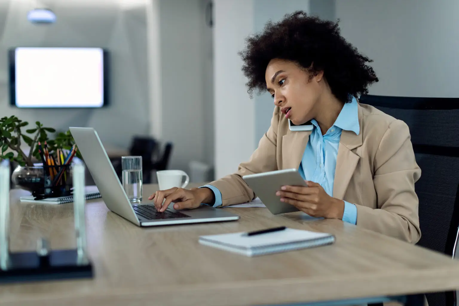 Entrepreneuse travaillant dans un bureau moderne